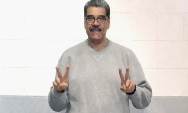مادورو ببدلة رياضية من سجنه يؤكد تمسكه بالصمود