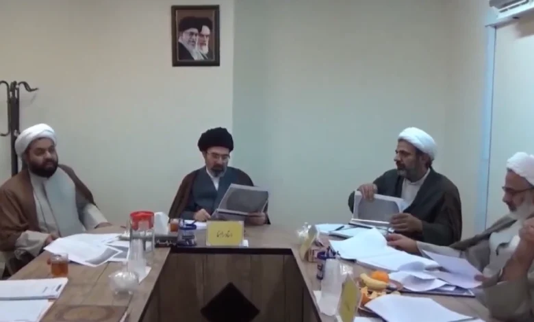 أول ظهور علني للمرشد الإيراني مجتبى خامنئي في اجتماع حكومي.. ما حقيقته؟