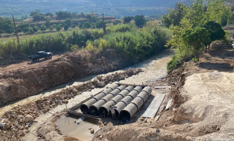 إنشاء عبارة مائية بديلة للجسر المدمّر في منطقة قعقعية الجسر جنوب لبنان (فيديو)