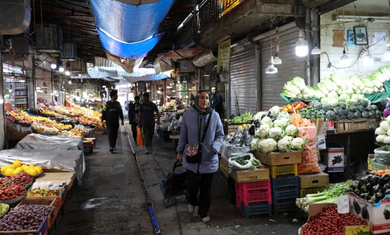 بعد أسبوع من العقوبات الجديدة.. أسواق طهران تعاني شح المشترين لا السلع