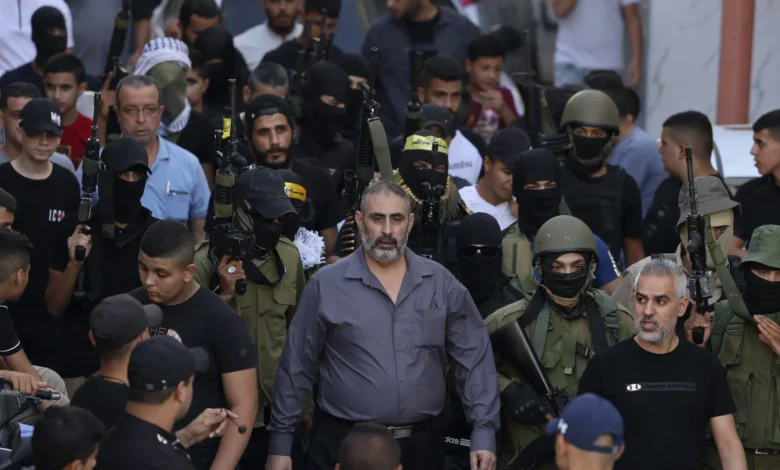 "من أنت لتطلب مني الانحناء؟".. كواليس استشهاد فتحي خازم وسيرته تتصدر المنصات