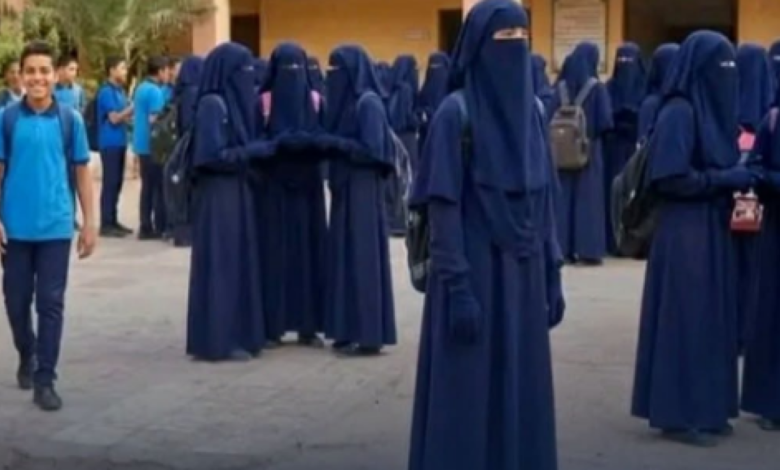 صورة أشعلت الجدل في مصر.. هل فرضت مدرسة بقنا النقاب على طالباتها؟