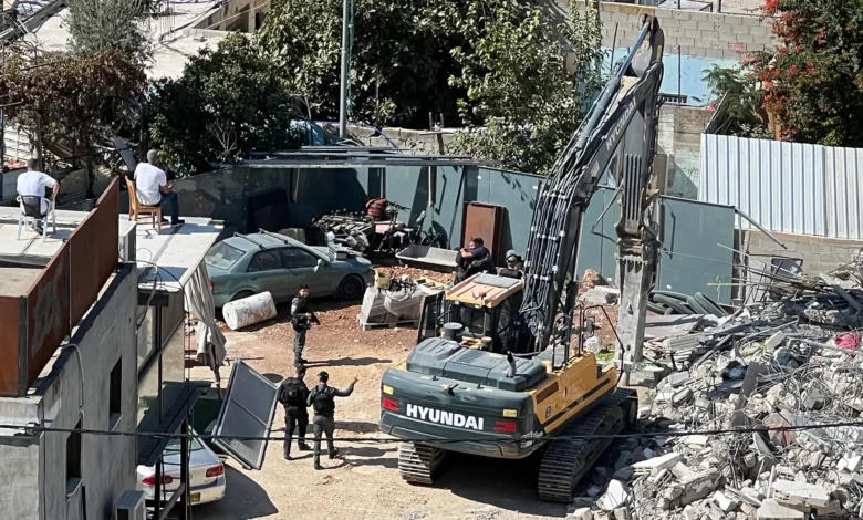 الاحتلال يجبر فلسطينيا على هدم منشآته التجارية في القدس