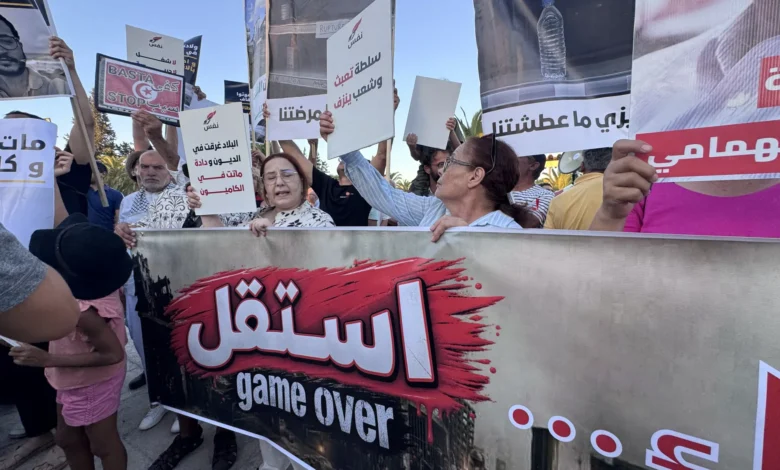 احتجاج أمام ملعب المنزه بتونس يطالب بتنحي الرئيس سعيّد