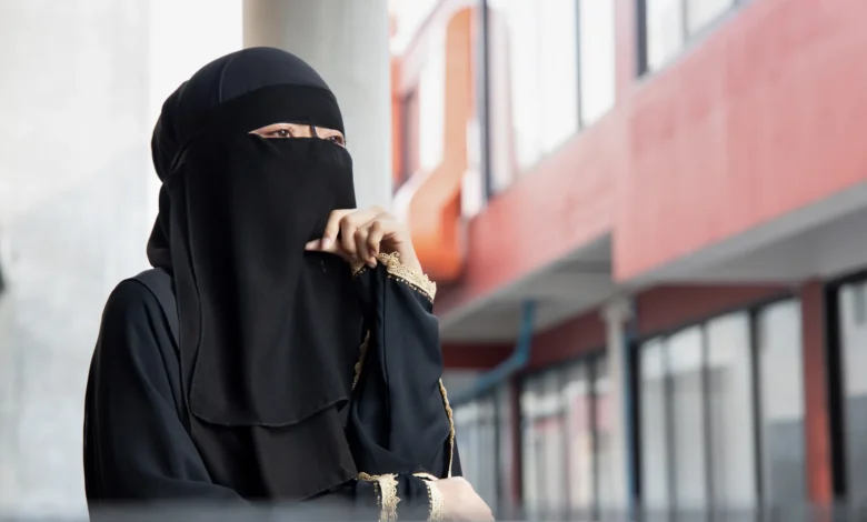 مدينة إسبانية تحظر البرقع والنقاب في الأماكن العامة
