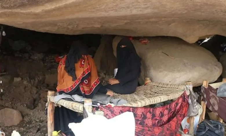يمنيون قلقون يفرون جنوباً مع استمرار هجمات الحوثيين