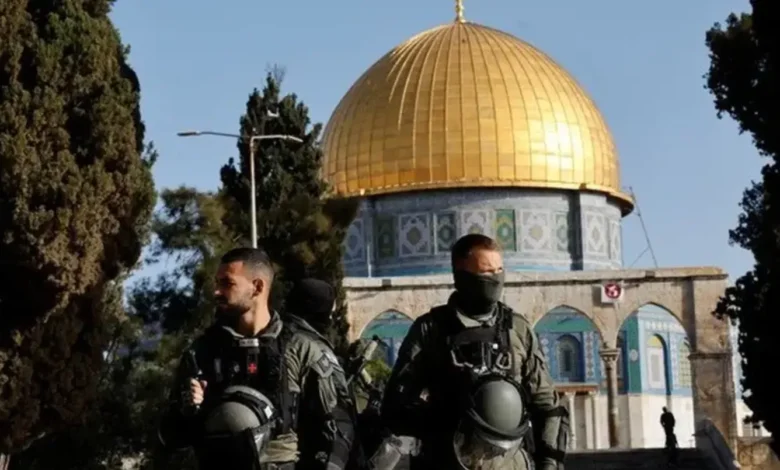 من بينهم بن غفير... مئات المستوطنين يقتحمون باحات الأقصى