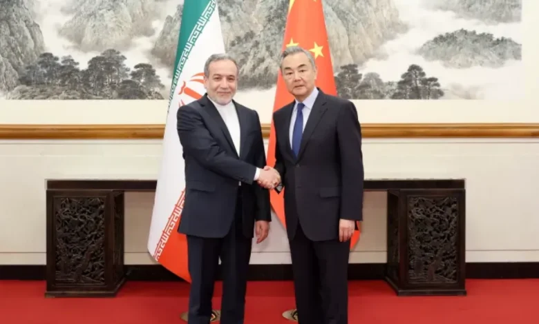 الصين تحث طهران وواشنطن على التهدئة وتعلن استعدادها للدفاع عن مصالح إيران