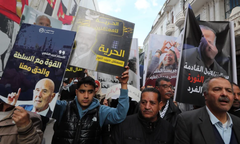 معارضون أمام "فرصة أخيرة" وجمعيات في "وقت مستعار".. ما ذا يحدث في تونس؟