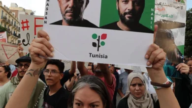 إضراب جوع وأطفال ينتظرون.. لماذا يلاحق موقوفو أسطول الصمود بتونس؟