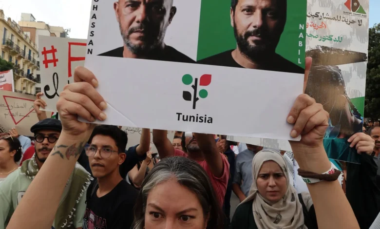 إضراب جوع وأطفال ينتظرون.. لماذا يلاحق موقوفو أسطول الصمود بتونس؟