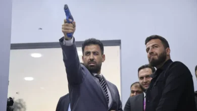 مسدس في يد وزير الصحة السوري يثير الجدل في معرض دمشق
