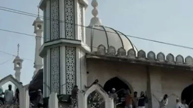 مسلمون يهدمون أجزاء من مسجد تاريخي بالهند وهم يبكون.. ما القصة؟