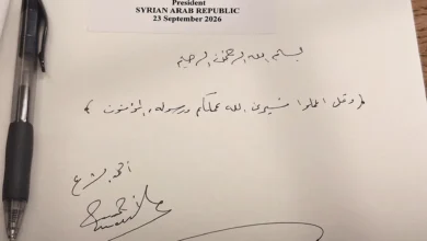 الشرع يدوّن آية قرآنية في سجل زوار الأمين العام للأمم المتحدة.