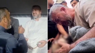 "هكذا نواسي بعضنا".. فلسطيني يواسي الدكتور منير البرش بعد استشهاد نجله