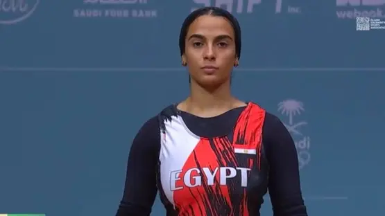 مشهد يحبس الأنفاس.. لحظة إغماء لاعبة مصرية أثناء رفع الأثقال