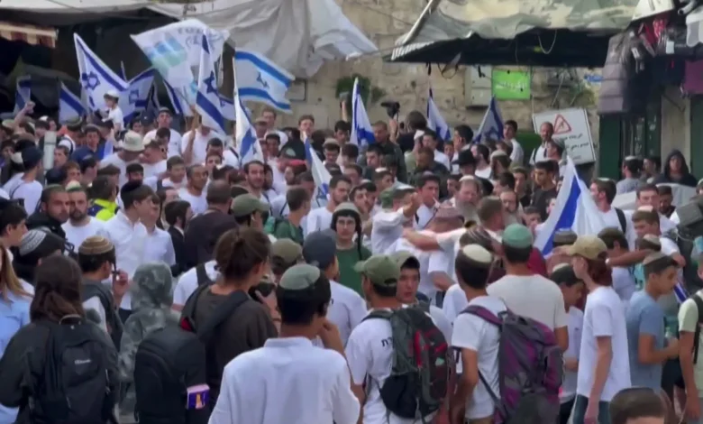 أسلحة إسرائيلية وأموال خارجية.. من يمول هجمات تهجير فلسطينيي الضفة؟
