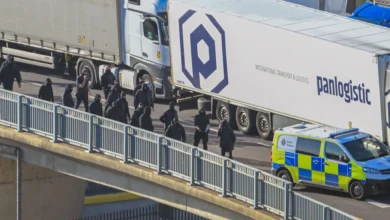 ملثمون بملابس سوداء.. مئات المتظاهرين يغلقون ميناء دوفر البريطاني