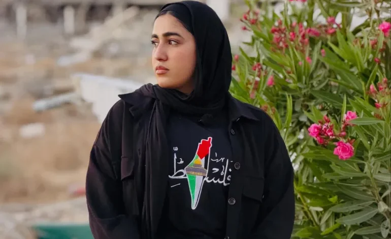 كيف حولت صانعة محتوى خشب المساعدات في غزة إلى إستوديو بودكاست؟
