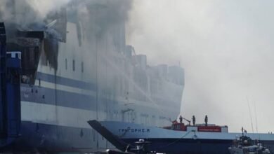 خفر السواحل اليوناني يجلي 29 شخصا بعد حريق في عبارة قبالة ميكونوس