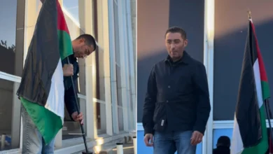 عمدة بلدية فينيسيو الفرنسية يرفع علم فلسطين على واجهة البلدية