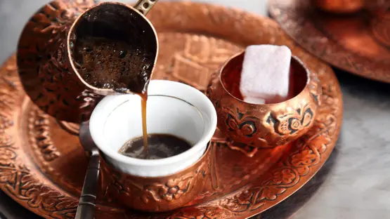 تشرب القهوة يومياً؟.. دراسة تكشف مفاجأة بشأن الدهون والعضلات