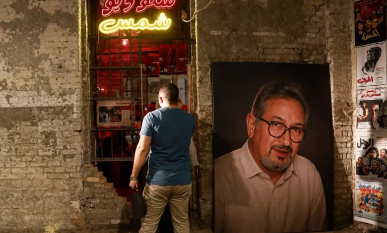 معرض "حضرة المحترم نور الشريف" حين تتحدث المقتنيات عن سيرة عاشق للفن