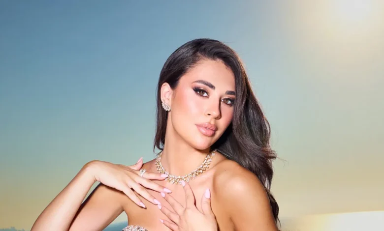 بيرلا حرب تتألّق بالكريستال الذهبي والفضّي على مسرح ملكة جمال العالم