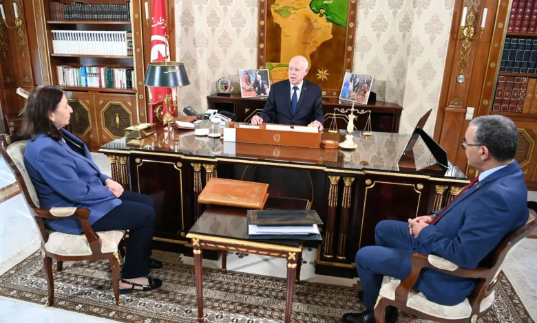 سعيّد يتهم أطرافا بالتآمر في قطع الكهرباء والماء عن تونس