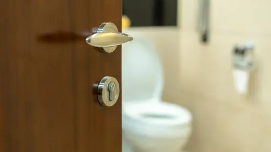 اسكب بقايا القهوة في المرحاض مرة أسبوعياً.. فلها فوائد غير متوقعة