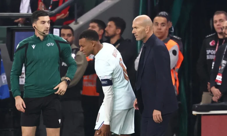 زيدان يتخذ قراراً مفاجئاً بعد مغادرة مبابي معسكر منتخب فرنسا