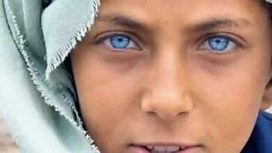 بعيون زرقاء فاتحة.. طفل يمني يتصدر الترند