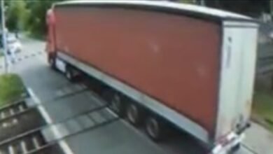 فيديو مُرعب... قطار ركاب اصطدم بشاحنة في بولندا