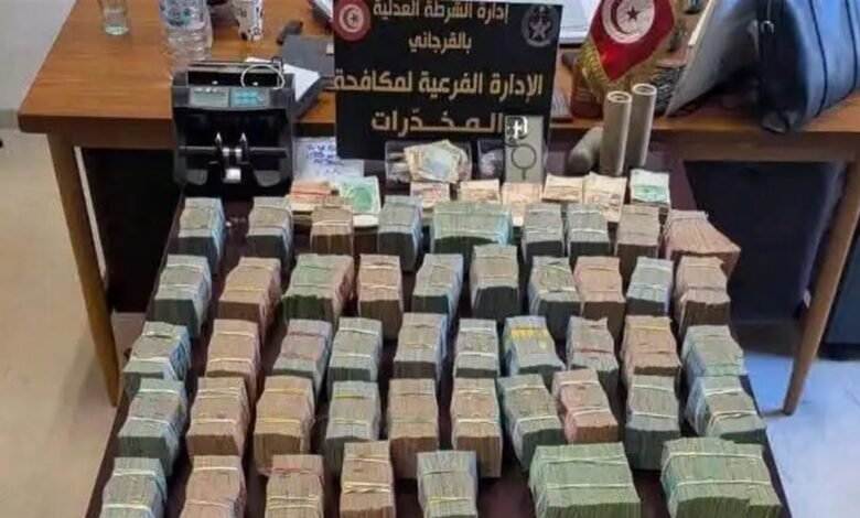في دولة عربيّة... ضبط أكبر تاجر للمخدرات برفقة أحد المحامين البارزين