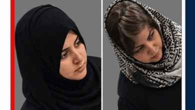 سرقتا محفظة من داخل محل لبيع الأحذية... هل تعرفون عنهما شيئاً؟