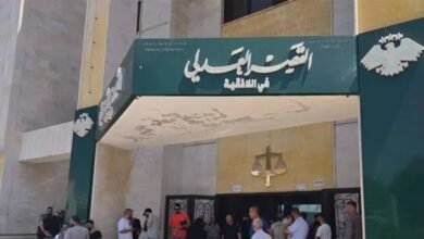 انتقاماً لشقيقه.. رجل يقتل متهماً بجريمة قتل داخل المحكمة