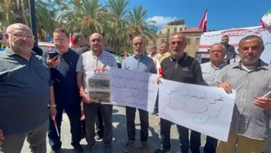 وقفة احتجاجية لعدد من رؤساء ومخاتير قرى الجنوب استنكاراً للعدوان الإسرائيلي