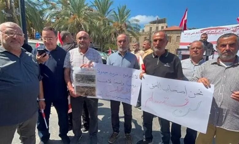 وقفة احتجاجية لعدد من رؤساء ومخاتير قرى الجنوب استنكاراً للعدوان الإسرائيلي