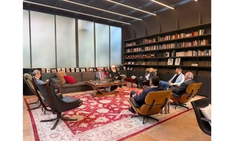جنبلاط ورئيس "التقدمي" استقبلا شيخ العقل في كليمنصو