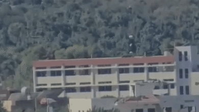 بالفيديو: مُحلّقة إسرائيلية تضع متفجرات على سطح مدرسة المنصوري تمهيدًا لتفجيرها