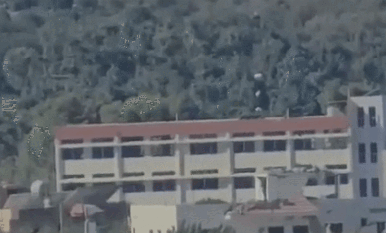 بالفيديو: مُحلّقة إسرائيلية تضع متفجرات على سطح مدرسة المنصوري تمهيدًا لتفجيرها