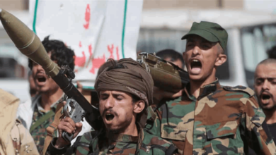 تقدم الحوثيين يهجّر 50 ألف يمني.. وباب المندب يدخل دائرة الخطر