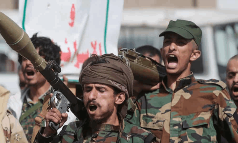 تقدم الحوثيين يهجّر 50 ألف يمني.. وباب المندب يدخل دائرة الخطر