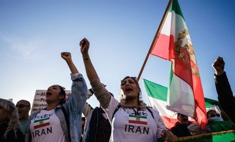 موقع أميركيّ يتحدّث عن طريقة "لتحرير" الإيرانيين من نظامهم... كيف ذلك؟