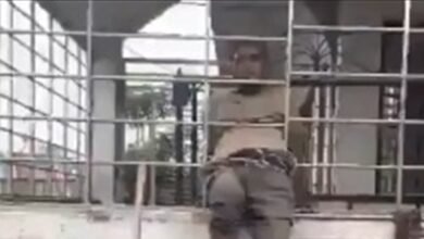 في الهند... علق بين قضبان عقار فانهالوا عليه بالضرب! (فيديو)