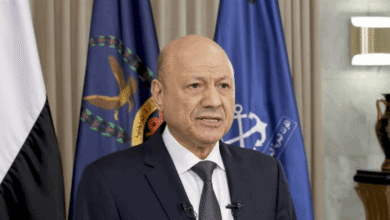 العليمي يدعو اليمنيين إلى "التعبئة العامة والنفير" والالتحاق بالقوات المسلحة