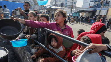 "كيسا طحين مقابل طفلة".. ماذا يحدث في غزة؟