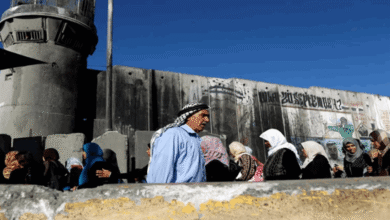 925 حاجزاً وعائقاً تقطّع الضفة... إسرائيل تفرض إغلاقاً شاملاً لأسبوع