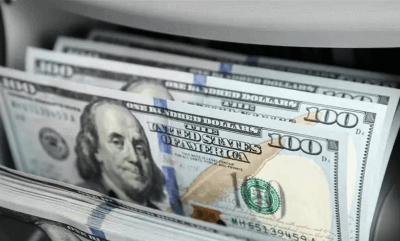مع ارتفاع عوائد السندات.. الدولار يحوم قرب أعلى مستوى في شهرين