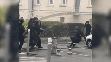 شرطي يطلق قنبلة غاز على طالب من مسافة قريبة... تحقيق في فرنسا